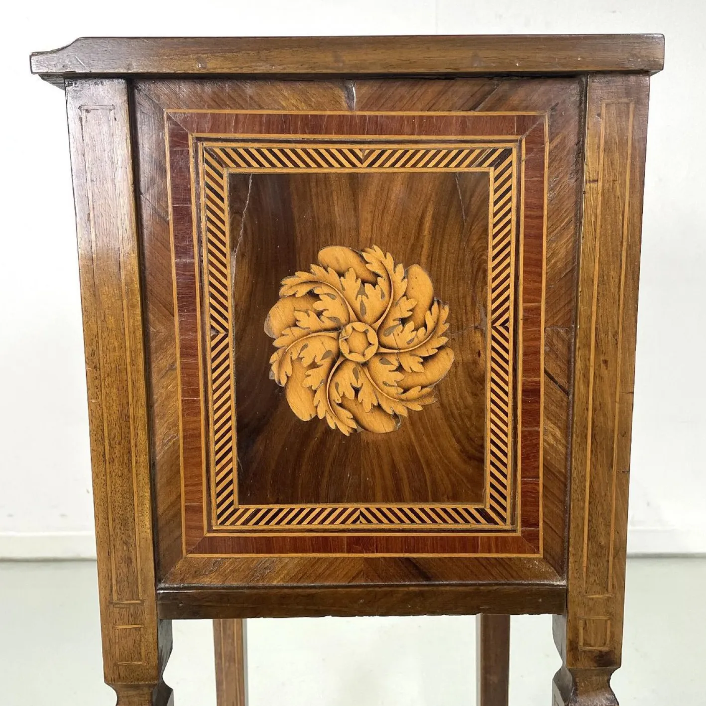 Antike italienische Nachttische aus Holz mit floralen Intarsien, 1750er, 2er Set