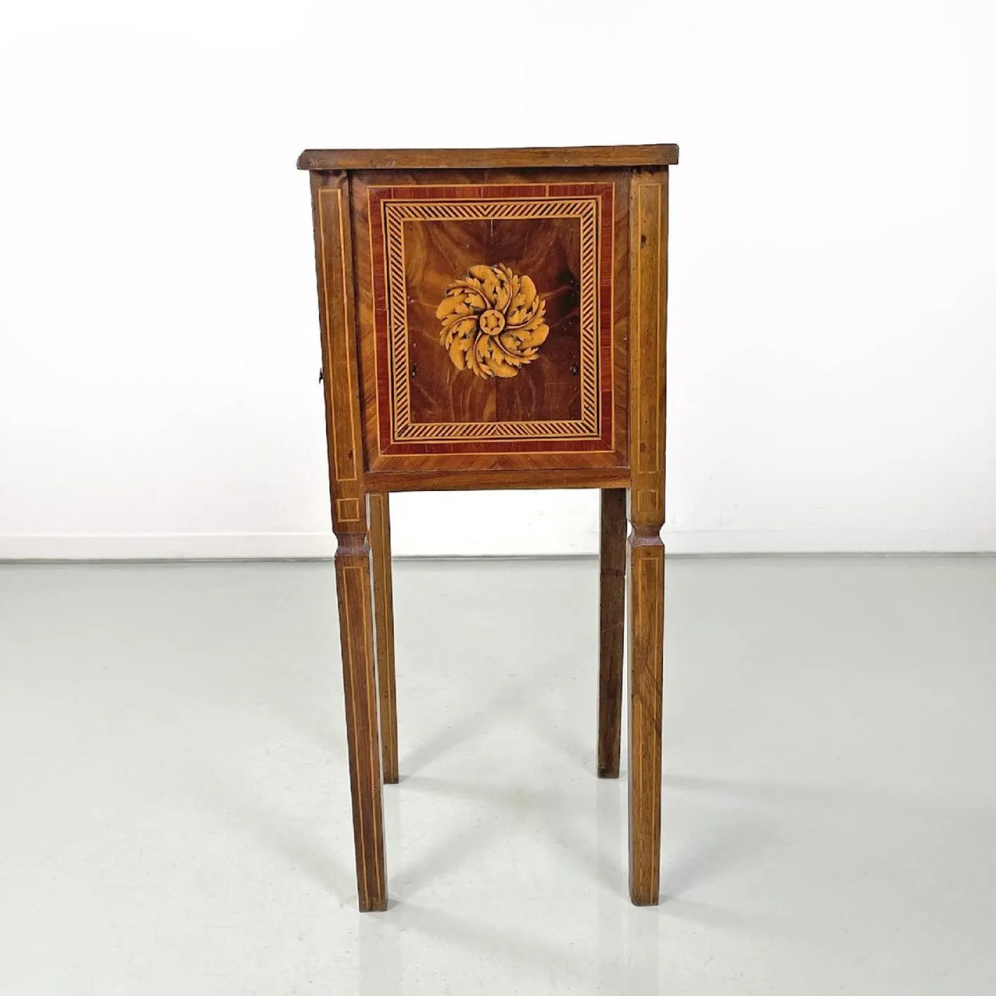 Antike italienische Nachttische aus Holz mit floralen Intarsien, 1750er, 2er Set