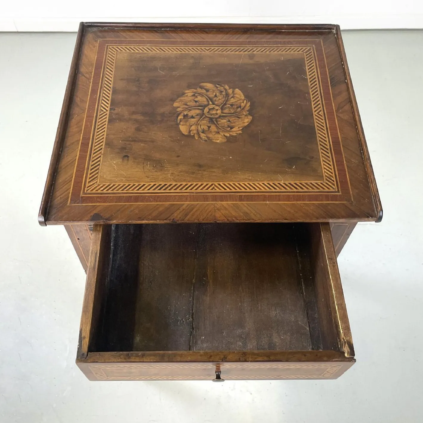 Antike italienische Nachttische aus Holz mit floralen Intarsien, 1750er, 2er Set