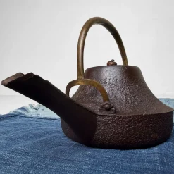 Antike japanische traditionelle Tetsubin Teekanne, 1860er