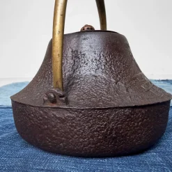 Antike japanische traditionelle Tetsubin Teekanne, 1860er