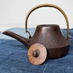 Antike japanische traditionelle Tetsubin Teekanne, 1860er