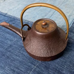 Antike japanische traditionelle Tetsubin Teekanne, 1860er