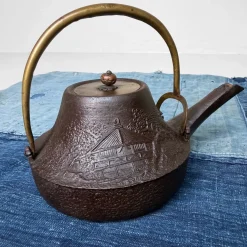 Antike japanische traditionelle Tetsubin Teekanne, 1860er