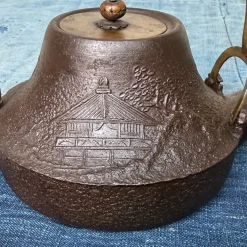 Antike japanische traditionelle Tetsubin Teekanne, 1860er