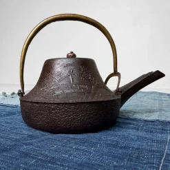 Antike japanische traditionelle Tetsubin Teekanne, 1860er