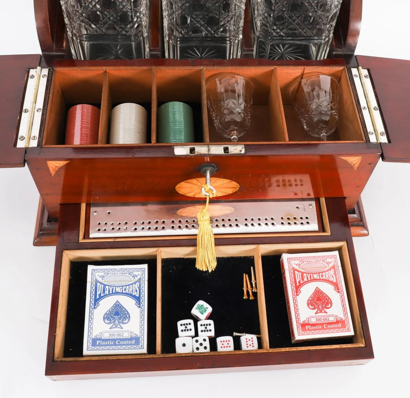 Antike Karaffe Tantalus und Spiele aus Satinholz mit drei Schliffen, 1890er, 6 . Set