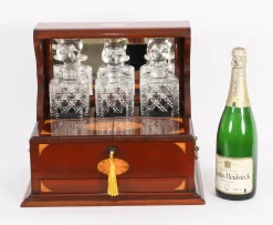 Antike Karaffe Tantalus und Spiele aus Satinholz mit drei Schliffen, 1890er, 6 . Set