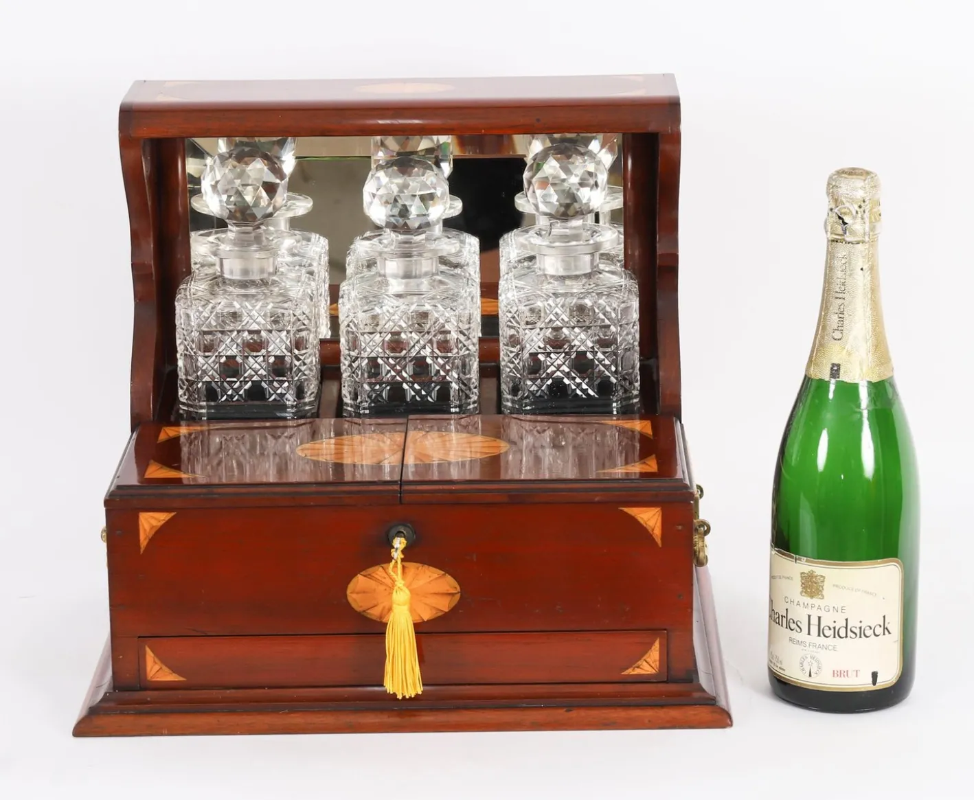 Antike Karaffe Tantalus und Spiele aus Satinholz mit drei Schliffen, 1890er, 6 . Set
