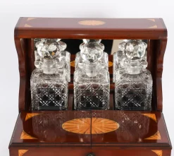 Antike Karaffe Tantalus und Spiele aus Satinholz mit drei Schliffen, 1890er, 6 . Set