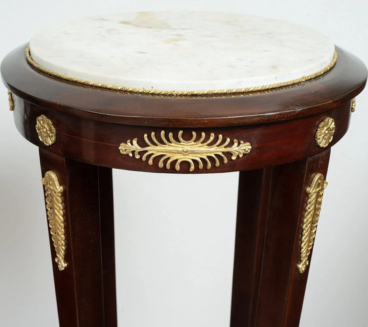 Antike Napoleon III Sockel aus Mahagoni mit Marmorplatten, Frankreich, 19. Jh., 2er Set