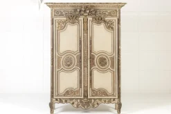 Antiker bemalter französischer Holzschrank, 1700er