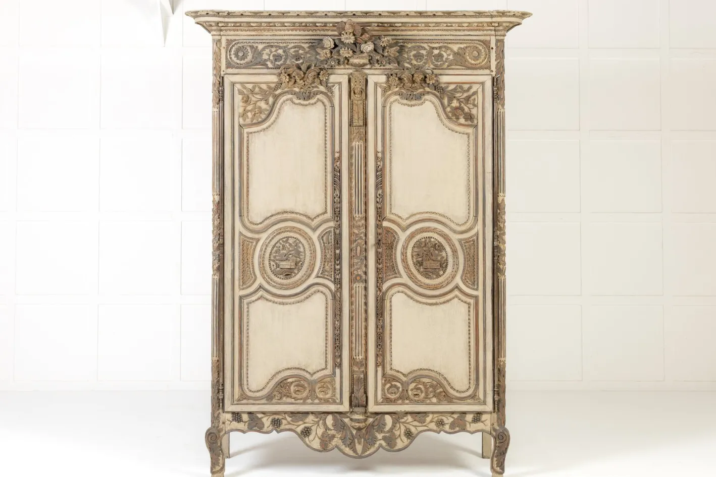 Antiker bemalter französischer Holzschrank, 1700er