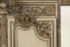 Antiker bemalter französischer Holzschrank, 1700er