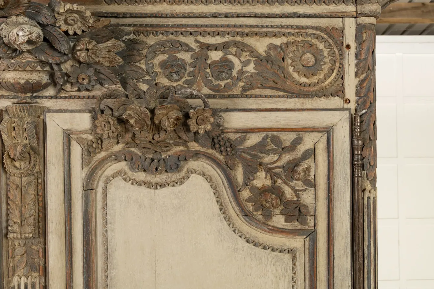 Antiker bemalter französischer Holzschrank, 1700er