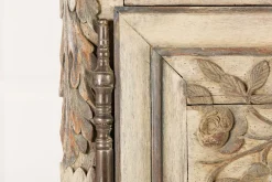 Antiker bemalter französischer Holzschrank, 1700er
