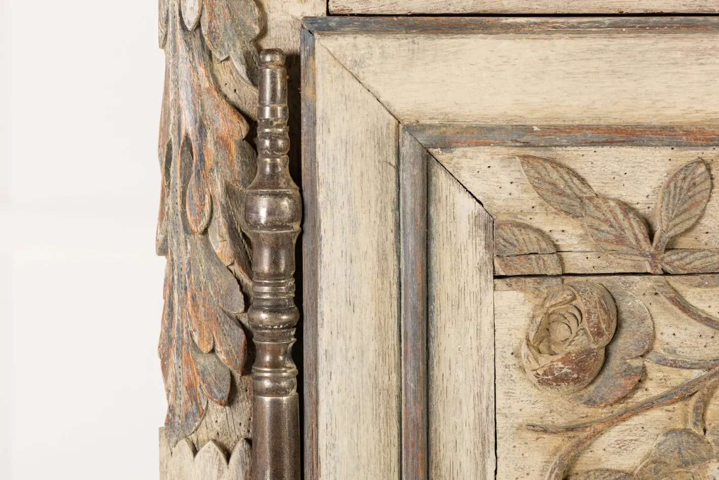 Antiker bemalter französischer Holzschrank, 1700er