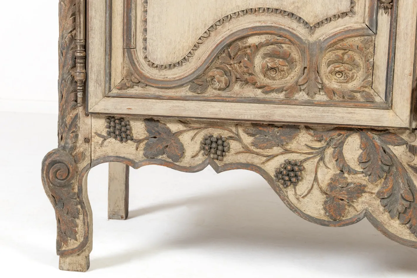 Antiker bemalter französischer Holzschrank, 1700er