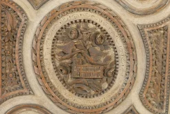 Antiker bemalter französischer Holzschrank, 1700er