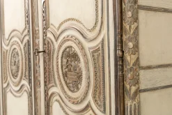 Antiker bemalter französischer Holzschrank, 1700er