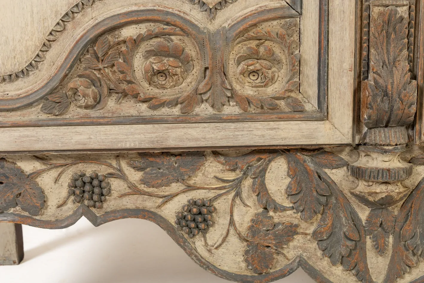 Antiker bemalter französischer Holzschrank, 1700er