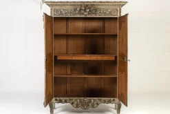 Antiker bemalter französischer Holzschrank, 1700er