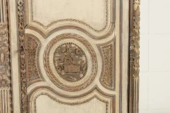 Antiker bemalter französischer Holzschrank, 1700er