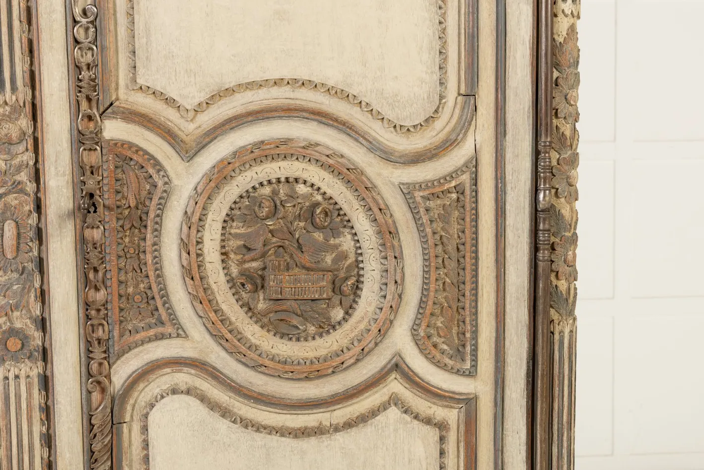Antiker bemalter französischer Holzschrank, 1700er