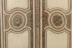 Antiker bemalter französischer Holzschrank, 1700er