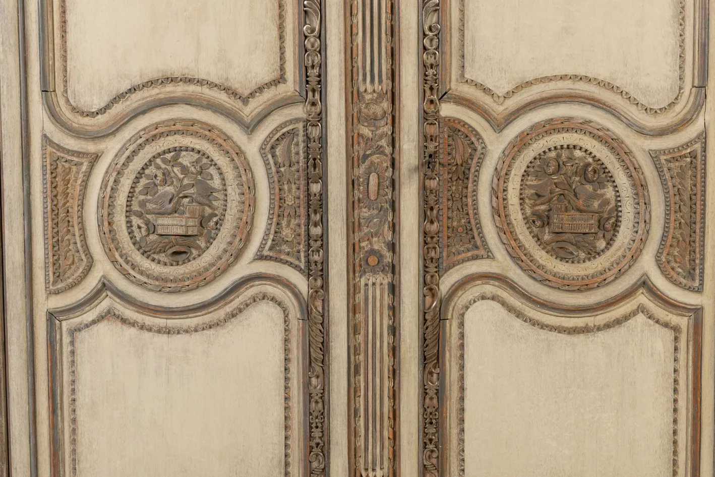 Antiker bemalter französischer Holzschrank, 1700er