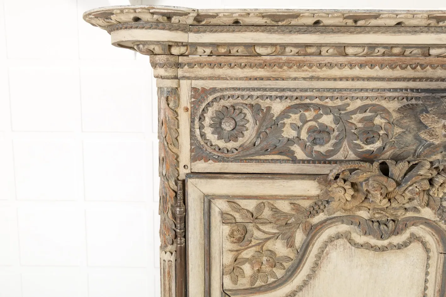 Antiker bemalter französischer Holzschrank, 1700er
