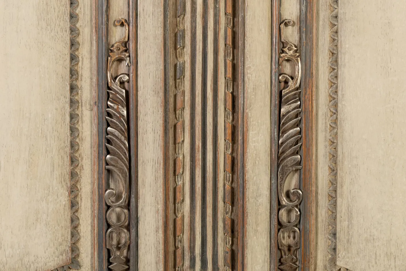 Antiker bemalter französischer Holzschrank, 1700er