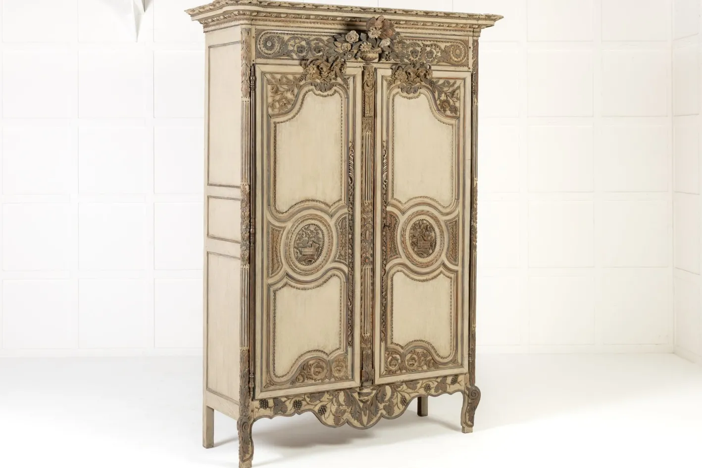 Antiker bemalter französischer Holzschrank, 1700er