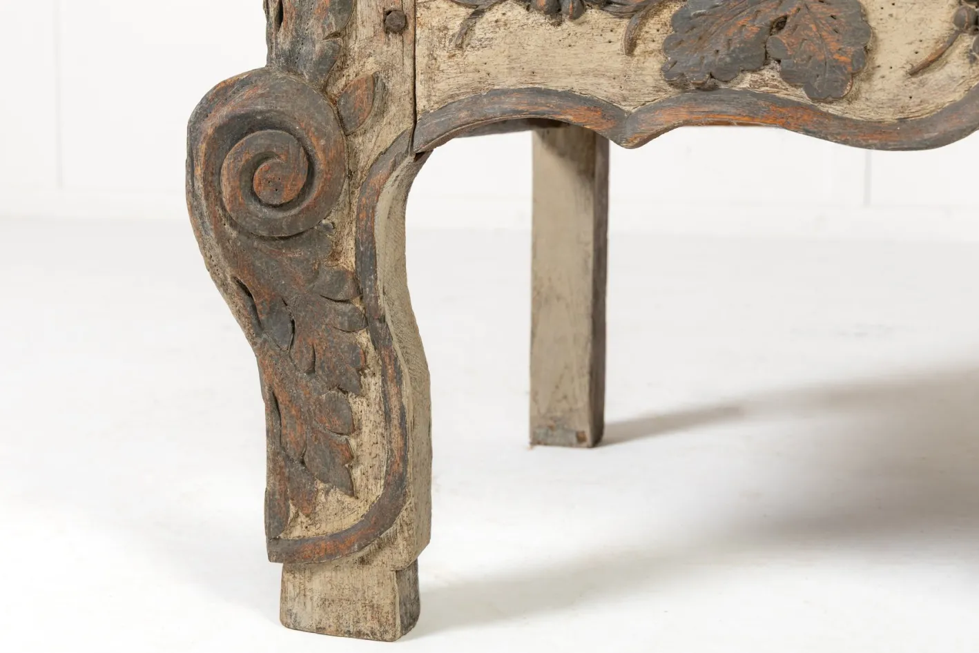 Antiker bemalter französischer Holzschrank, 1700er