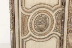 Antiker bemalter französischer Holzschrank, 1700er