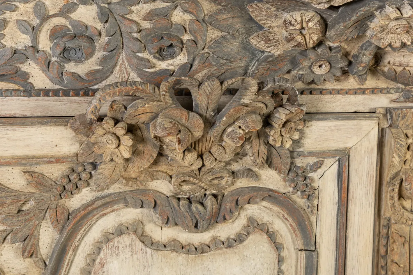 Antiker bemalter französischer Holzschrank, 1700er
