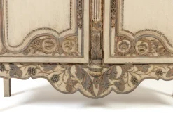 Antiker bemalter französischer Holzschrank, 1700er