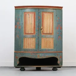 Antiker bemalter schwedischer Volkskunst Eckschrank, 1840