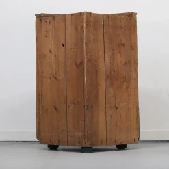 Antiker bemalter schwedischer Volkskunst Eckschrank, 1840