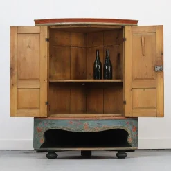Antiker bemalter schwedischer Volkskunst Eckschrank, 1840