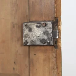 Antiker bemalter schwedischer Volkskunst Eckschrank, 1840