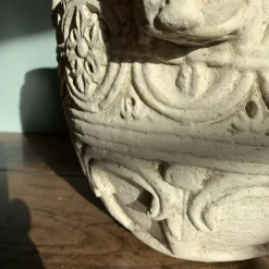 Antiker Übertopf aus Elfenbeinstein