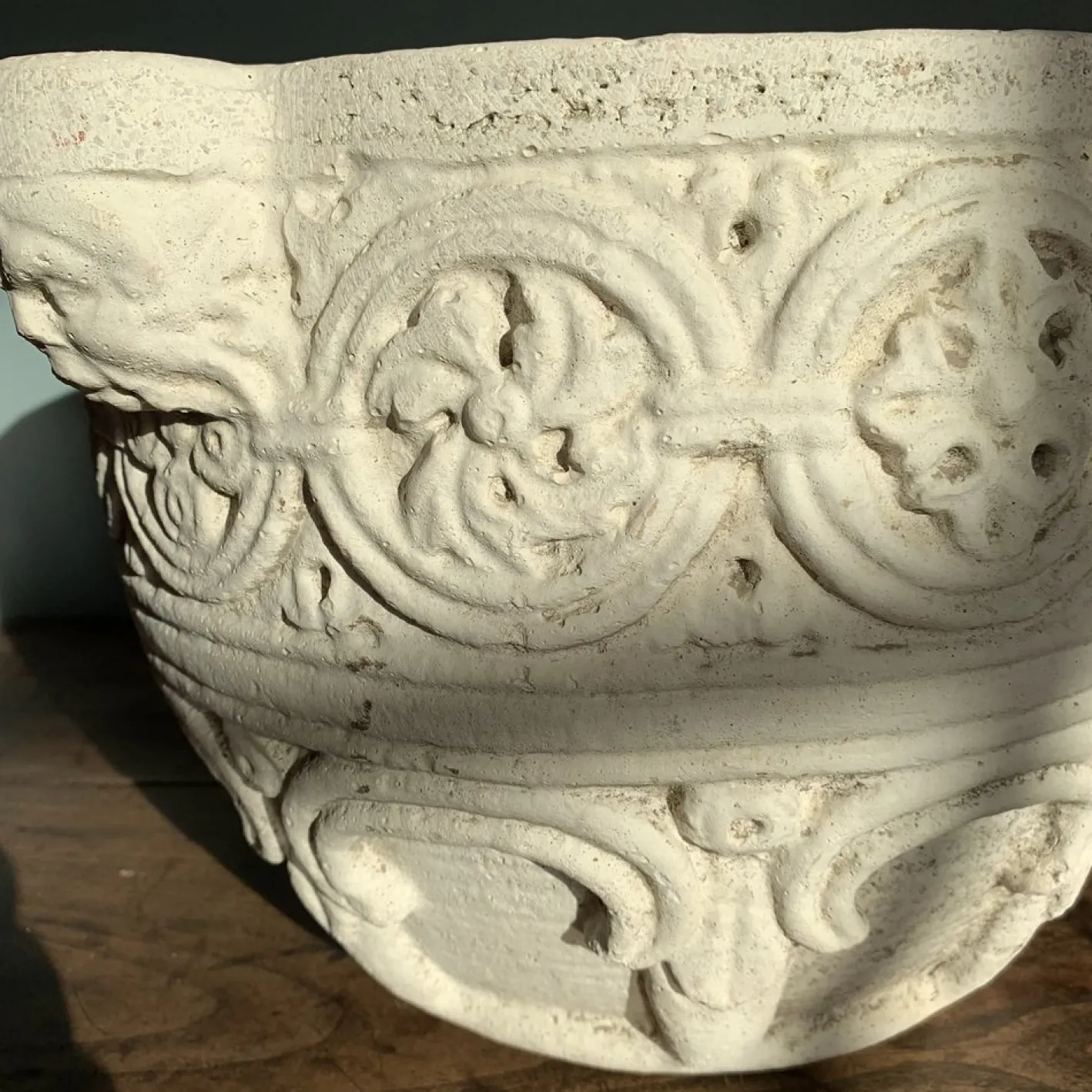 Antiker Übertopf aus Elfenbeinstein