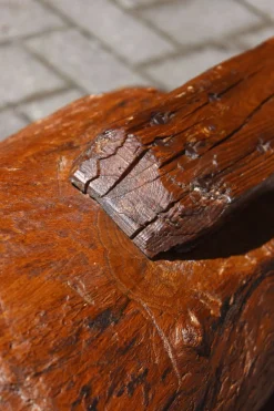Antiker Brutalistischer Dreibein-Hackblock aus Holz, 1890er