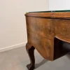Antiker Chippendale Partner-Schreibtisch aus Nusswurzelholz mit Glasplatte