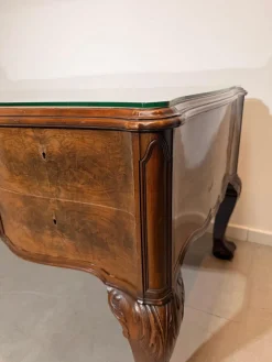 Antiker Chippendale Partner-Schreibtisch aus Nusswurzelholz mit Glasplatte