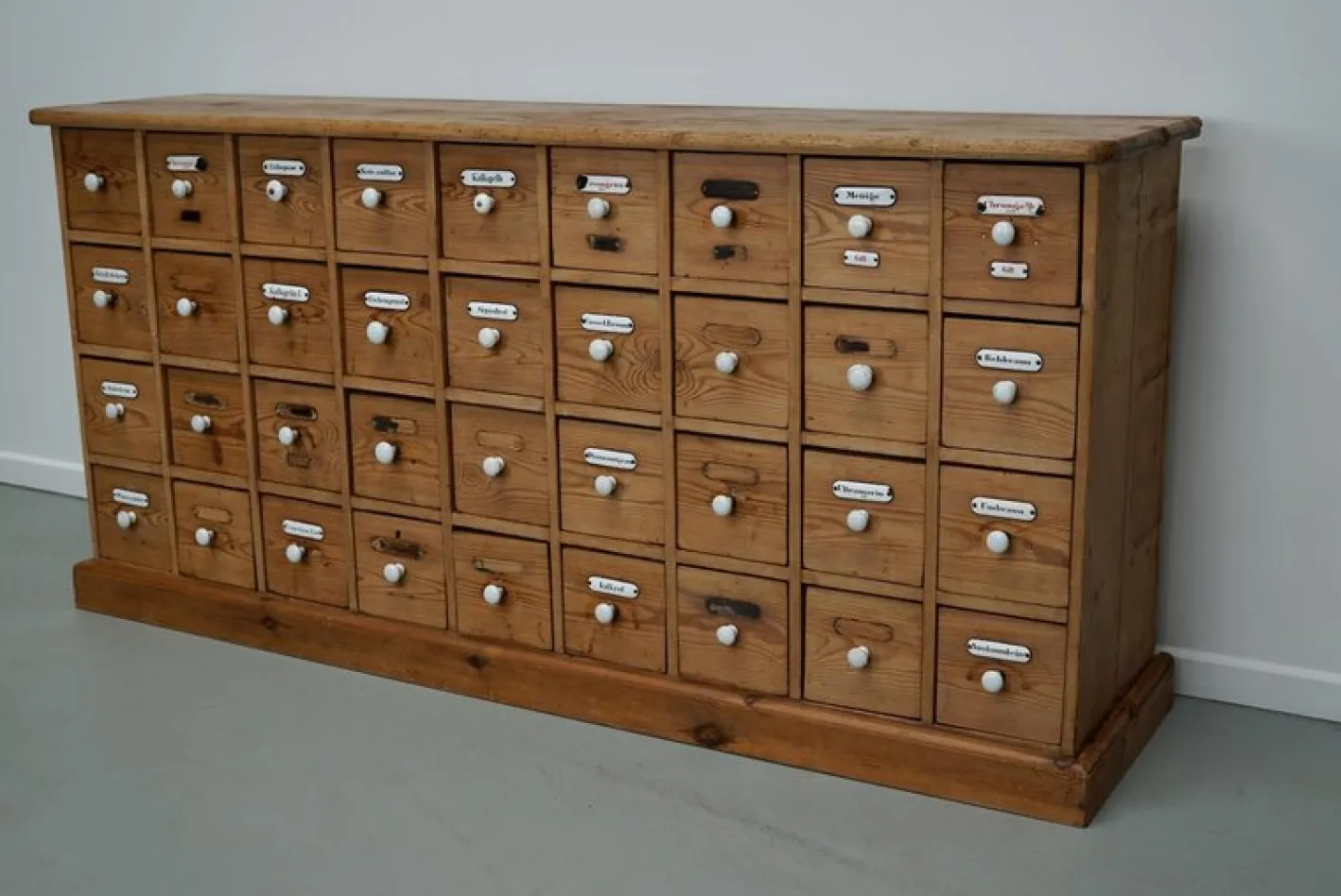 Antiker deutscher Apothekerschrank aus Kiefernholz mit Emailleschilden, 1900er