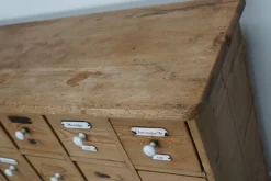 Antiker deutscher Apothekerschrank aus Kiefernholz mit Emailleschilden, 1900er