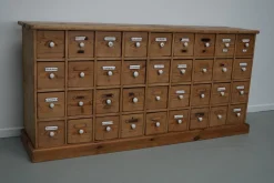 Antiker deutscher Apothekerschrank aus Kiefernholz mit Emailleschilden, 1900er