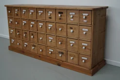 Antiker deutscher Apothekerschrank aus Kiefernholz mit Emailleschilden, 1900er